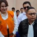 Isa Zega didampingi kuasa hukumnya, Fitra Romadoni Nasution. Foto: Aisyah Nawangsari Putri