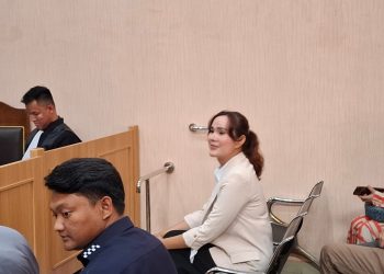 Isa Zega (blazer krem) saat menghadiri sidang di PN Kepanjen. Foto: Aisyah Nawangsari Putri
