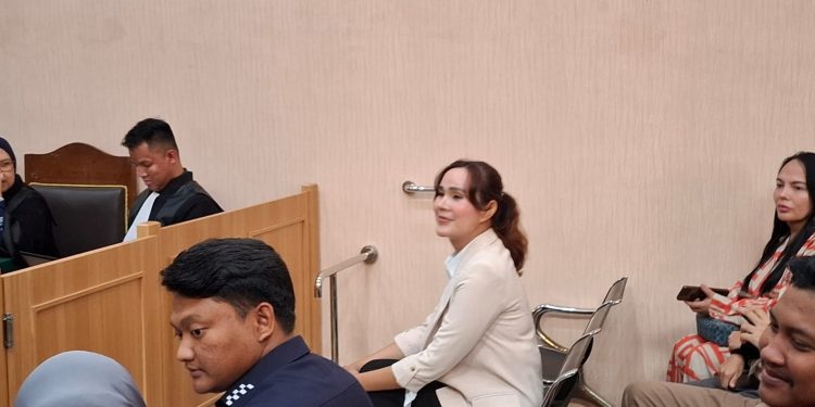 Isa Zega (blazer krem) saat menghadiri sidang di PN Kepanjen. Foto: Aisyah Nawangsari Putri