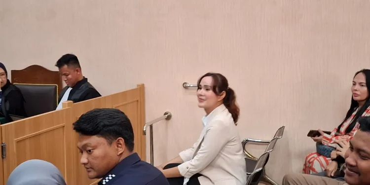 Isa Zega (blazer krem) saat menghadiri sidang di PN Kepanjen. Foto: Aisyah Nawangsari Putri