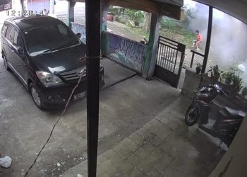 Ledakan mercon yang mengakibatkan sejumlah anak dilarikan ke rumah sakit. (Foto/tangkapan layar)