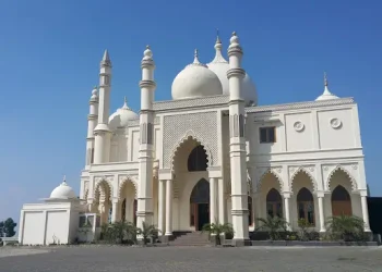 Masjid Salman Al Farisi yang memiliki keindahan arsitektur mirip dengan bangunan Taj Mahal di India./Foto: Google Review Masjid Salman Al Farisi/Doddy Wirawan.