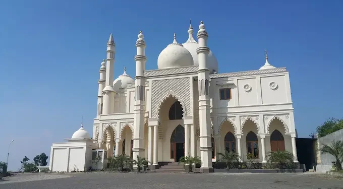 Masjid Salman Al Farisi yang memiliki keindahan arsitektur mirip dengan bangunan Taj Mahal di India./Foto: Google Review Masjid Salman Al Farisi/Doddy Wirawan.