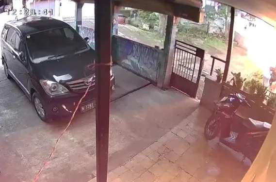 Ledakan mercon akibatkan sejumlah anak terluka. (foto/tangkapan layar)