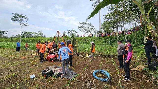 Proses evakuasi jenazah korban dari dalam sumur. Foto: Polsek Gondanglegi