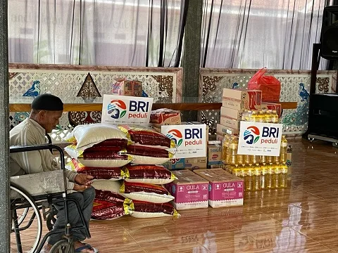 Bantuan paket sembako dari BRI Group yang disalurkan ke pantai wreda. Foto: BRI Malang
