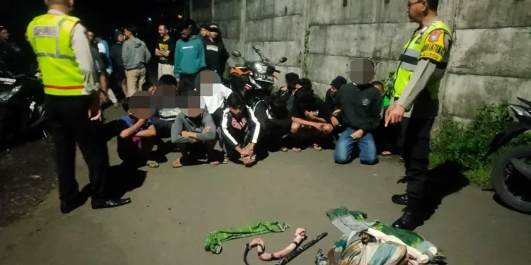 Polisi bubarkan perang sarung di Singosari. Foto: Polres Malang