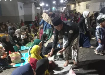 Takmir Masjid Al Ilyas membagikan uang Rp20 ribu kepada jemaah. Foto: Aisyah Nawangsari Putri