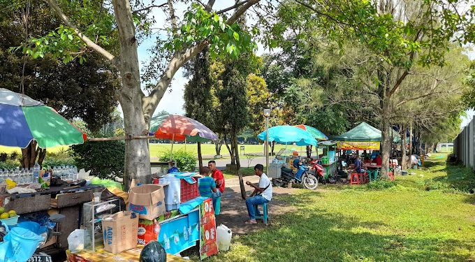 Rekomendasi tempat ngabuburit di Malang yang wajib dicoba untuk berburu aneka menu takjil berbuka puasa. /Foto: Google Review Lapangan Rampal/A Rifqi Amin.