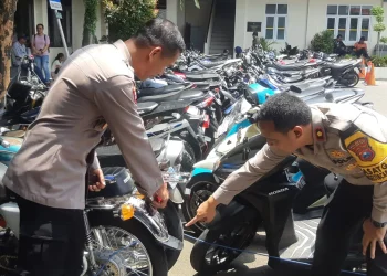 Kasat Lantas Polresta Malang Kota, Kompol Agung Fitransyah menunjukkan ratusan motor milik pelaku balap liar. (Foto/M Sholeh)