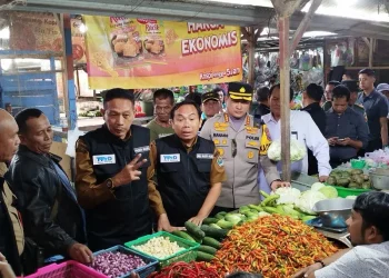 Wali Kota Malang, Wahyu Hidayat bersama jajarannya meninjau harga komoditas sembako di Pasar Blimbing. (Foto/M Sholeh)