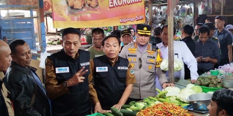 Wali Kota Malang, Wahyu Hidayat bersama jajarannya meninjau harga komoditas sembako di Pasar Blimbing. (Foto/M Sholeh)
