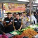 Wali Kota Malang, Wahyu Hidayat bersama jajarannya meninjau harga komoditas sembako di Pasar Blimbing. (Foto/M Sholeh)