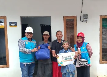 PLN UP3 Malang salurkan sambungan listrik gratis kepada masyarakat prasejahtera. (Foto/dok.)