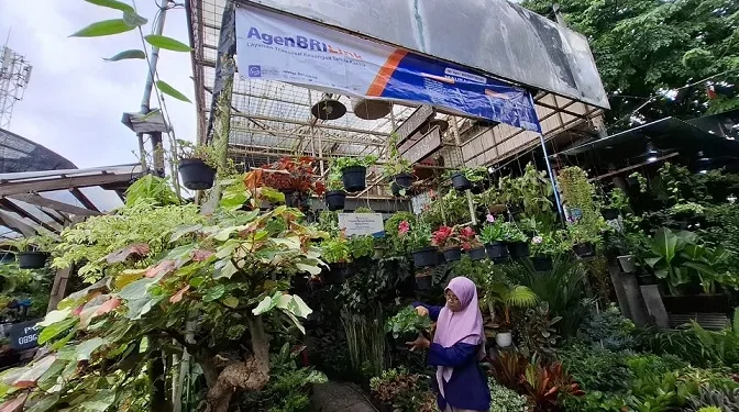 Kios milik Citra di Pasar Bunga Bratang Surabaya dengan banner Agen BRILink. Foto: Aisyah Nawangsari Putri