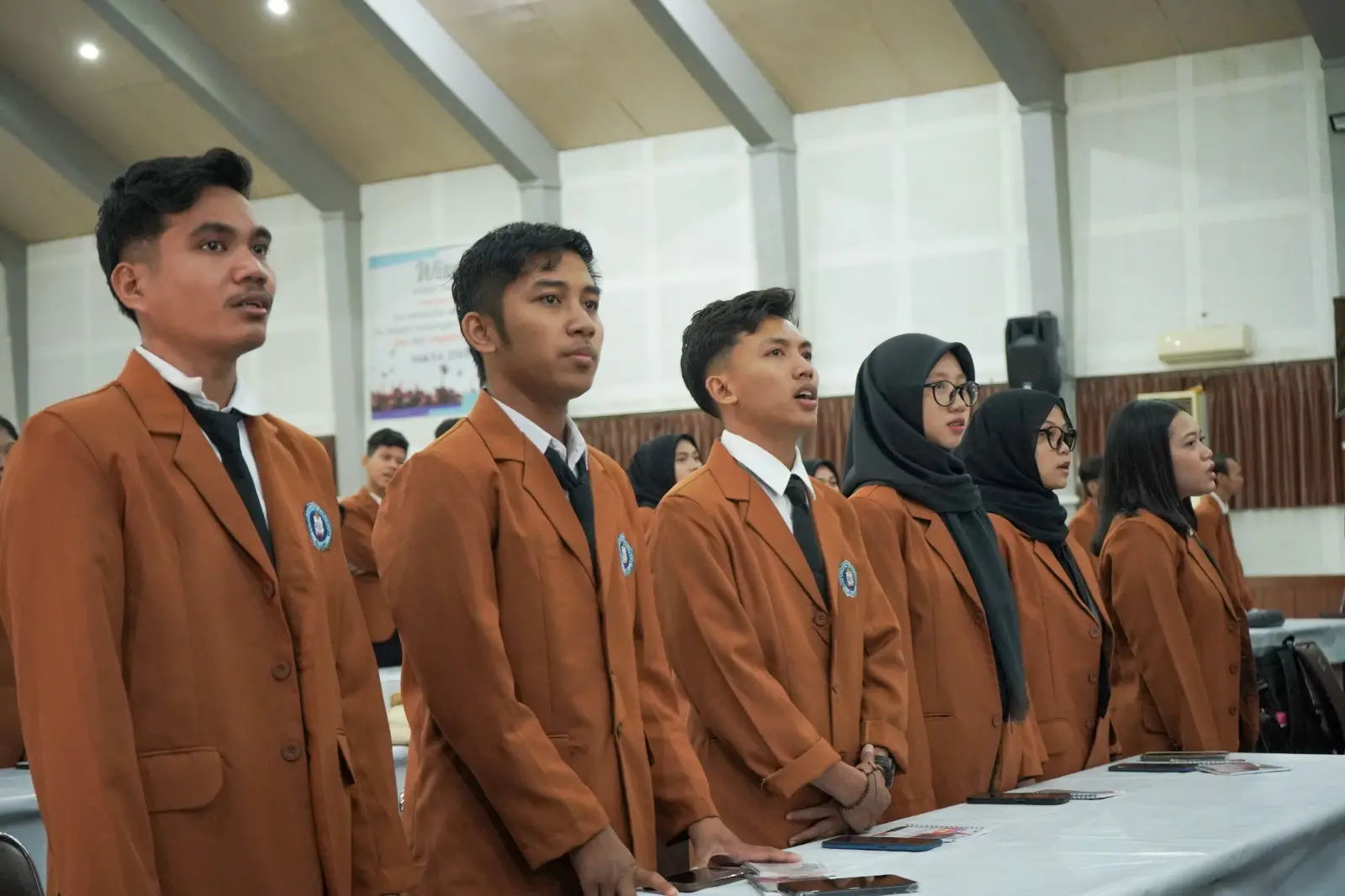 Pengurus Ormawa Unikama masa bakti 2024-2025 mengikuti kegiatan pelantikan dengan khidmat./Foto: Dok. Unikama.