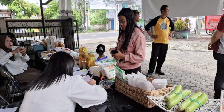 Warga membeli bahan pokok di kegiatan Gerakan Pangan Murah. Foto: Aisyah Nawangsari Putri
