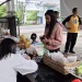 Warga membeli bahan pokok di kegiatan Gerakan Pangan Murah. Foto: Aisyah Nawangsari Putri