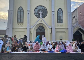 Potret kesejukan umat beragama terekam saat momen Idul Fitri 2025 di Kota Malang, Jawa Timur. Foto: Azmy