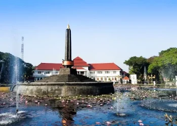 Informasi daftar nomor penting yang ada di Kota Malang dan wajib disimpan untuk meminta pertolongan ketika menghadapi situasi darurat. /Foto: Google Review Alun Alun Tugu Kota Malang/Tulus Widadi.