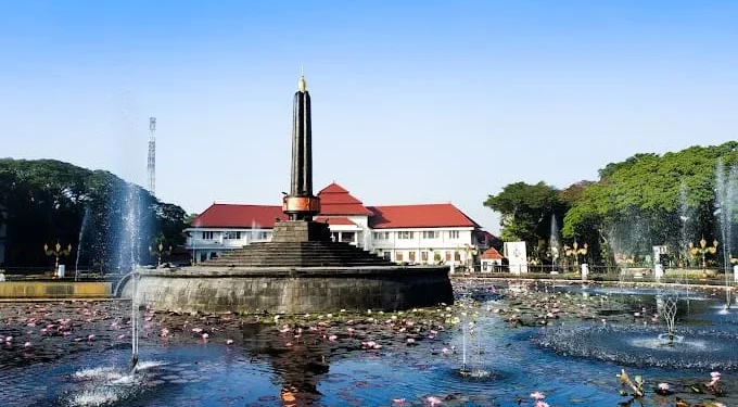 Informasi daftar nomor penting yang ada di Kota Malang dan wajib disimpan untuk meminta pertolongan ketika menghadapi situasi darurat. /Foto: Google Review Alun Alun Tugu Kota Malang/Tulus Widadi.