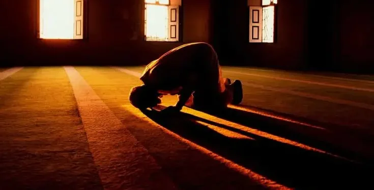 Ilustrasi manusia yang memperbanyak beribadah dan berdoa di Bulan Ramadan (Foto: Pinterest/Manzil Group)