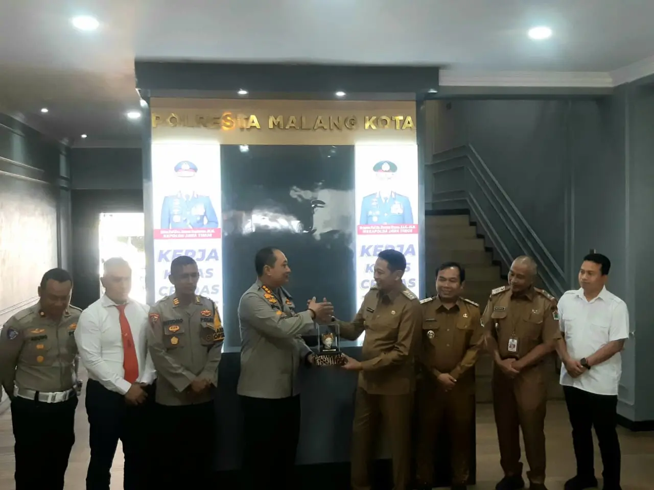Wali Kota Malang, Wahyu Hidayat bersama jajarannya memulai silaturahmi ke Polresta Malang Kota. (Foto/M Sholeh)