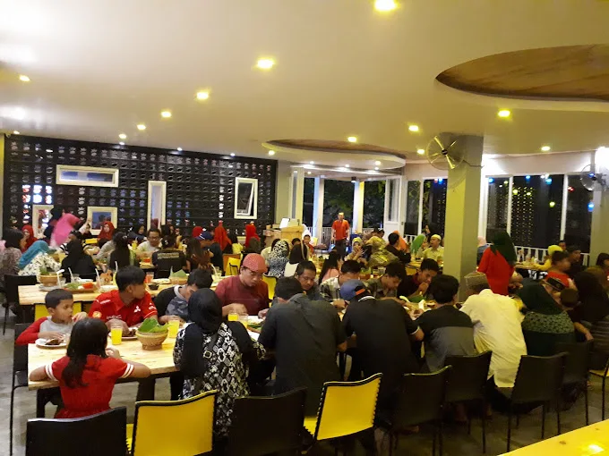 Suasana Warung Ayam Bakar Lientang Sawojajar./Foto: Google Review Warung Ayam Bakar Lientang Sawojajar.