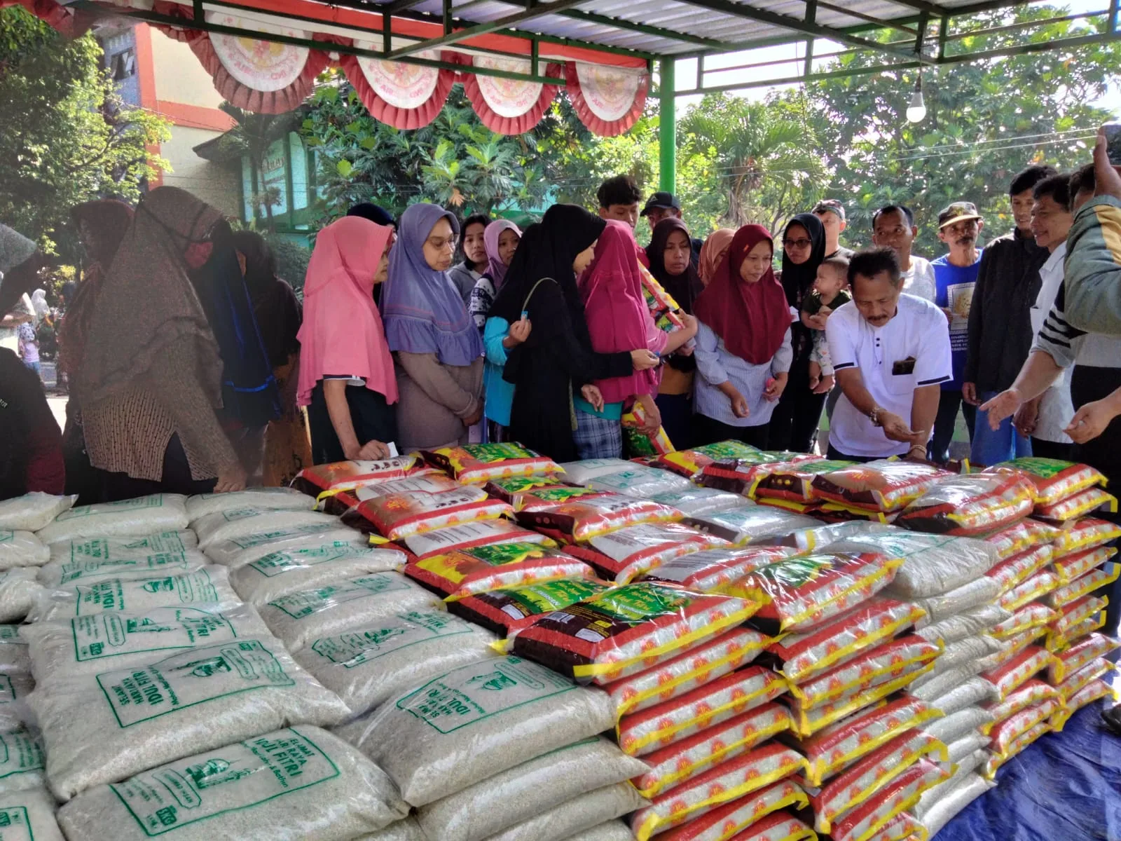 Muhammad Ikhsan, warga Arjosari membagikan 7 ton beras ke warga Malang (M Sholeh)