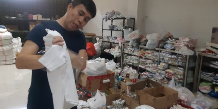 Alexander Tantono, Pengusaha pakaian anak di Kota Malang menunjukan produksi pakaiannya. (Foto/M Sholeh)