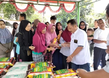 Muhammad Ikhsan, warga Arjosari membagikan 7 ton beras ke warga Malang. (Foto/M Sholeh)