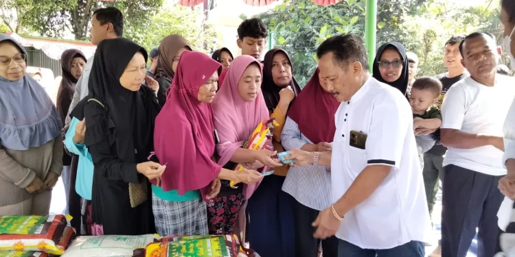 Muhammad Ikhsan, warga Arjosari membagikan 7 ton beras ke warga Malang. (Foto/M Sholeh)