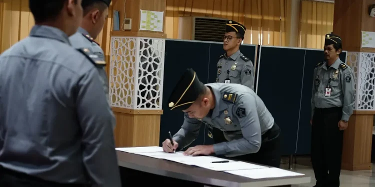 Penandatanganan Janji Kinerja oleh Kepala Kantor Imigrasi Malang, Anggoro Widjanarko. Foto/dok