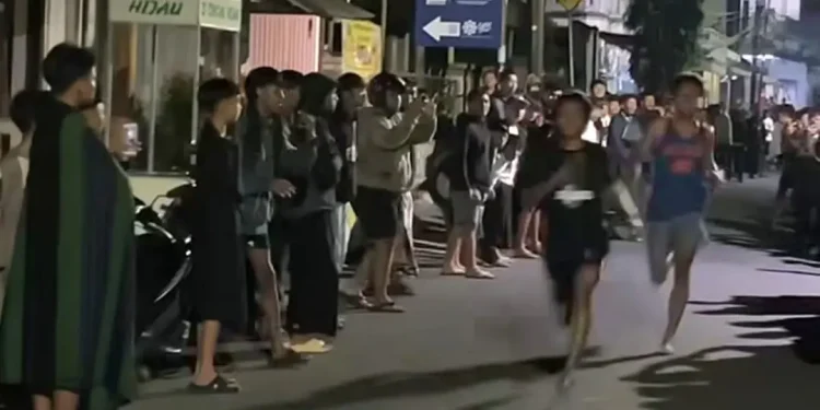 balap lari jalanan jelang sahur