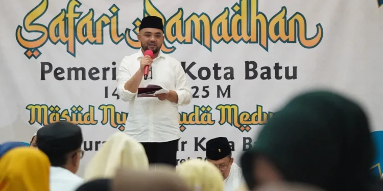 Pemkot Batu tegaskan komitmen meningkatkan perekonomian dan pendidikan masyarakat saat Safari Ramadan di Kelurahan Sisir. Foto: Diskomomfo Kota Batu