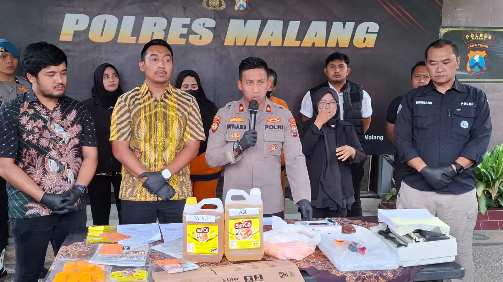 Barang bukti minyak goreng
