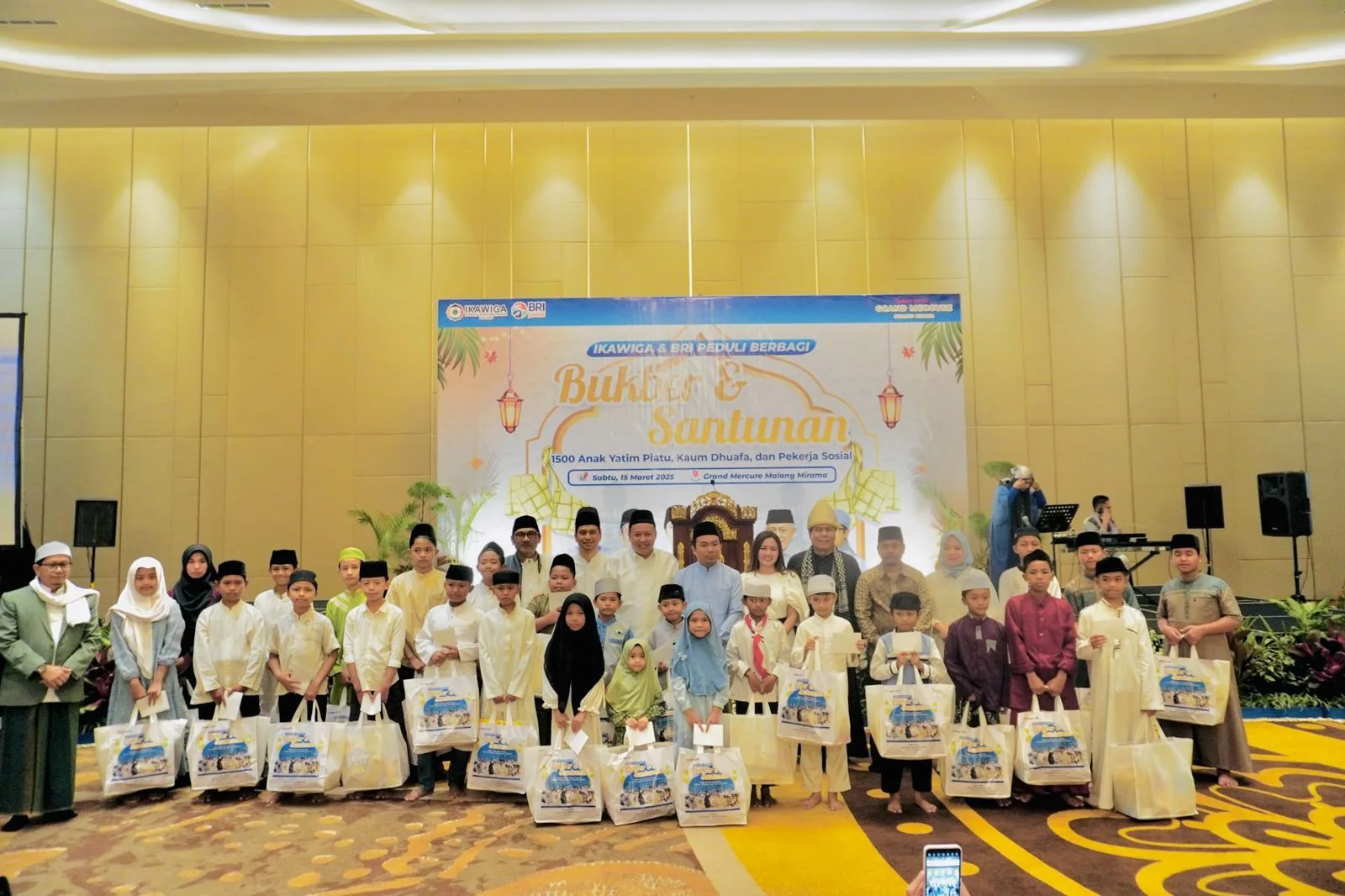 berbagi dengan anak yatim