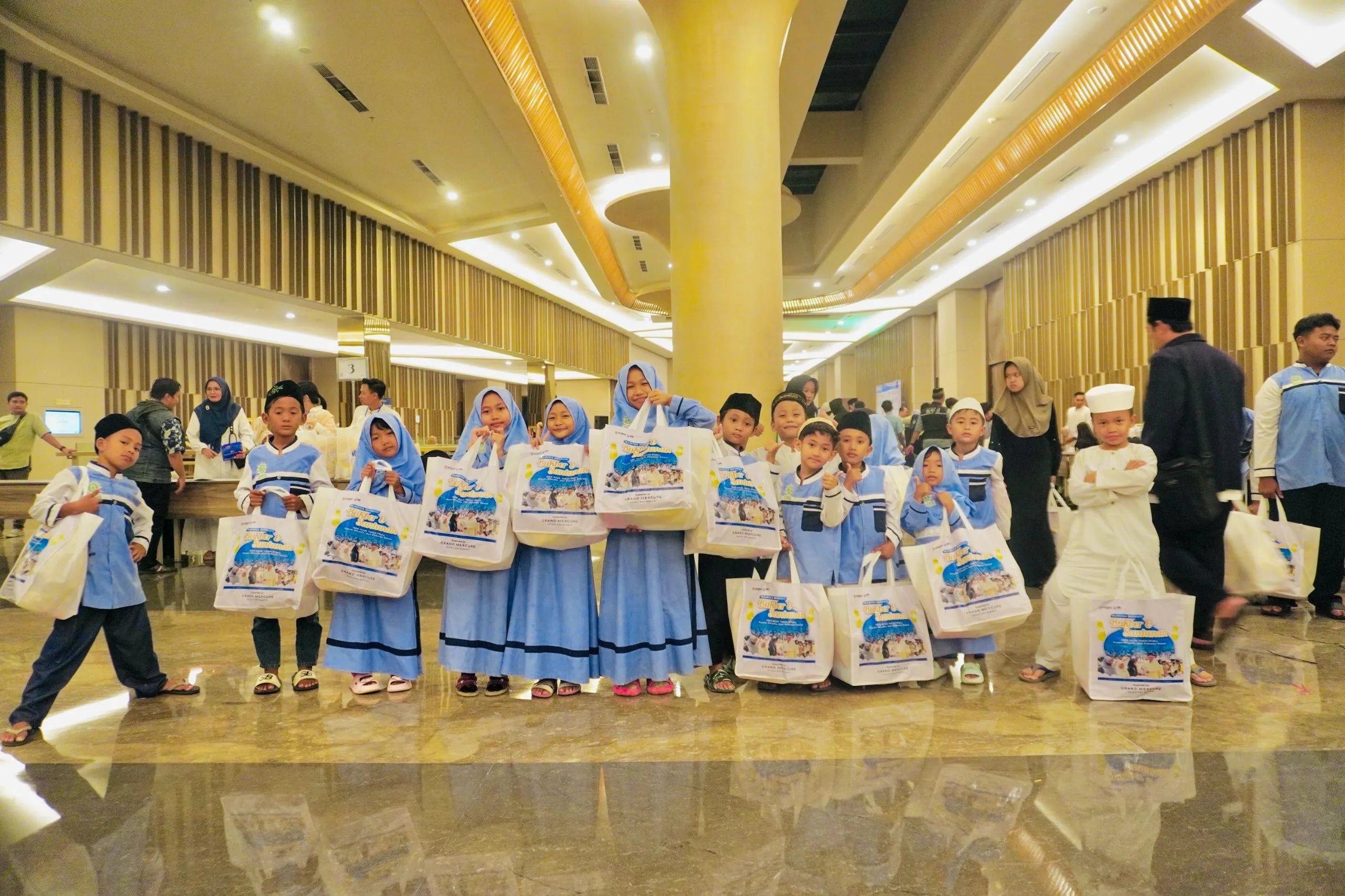 Berbagi dengan anak yatim