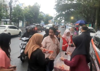 Berbagi roti takjil