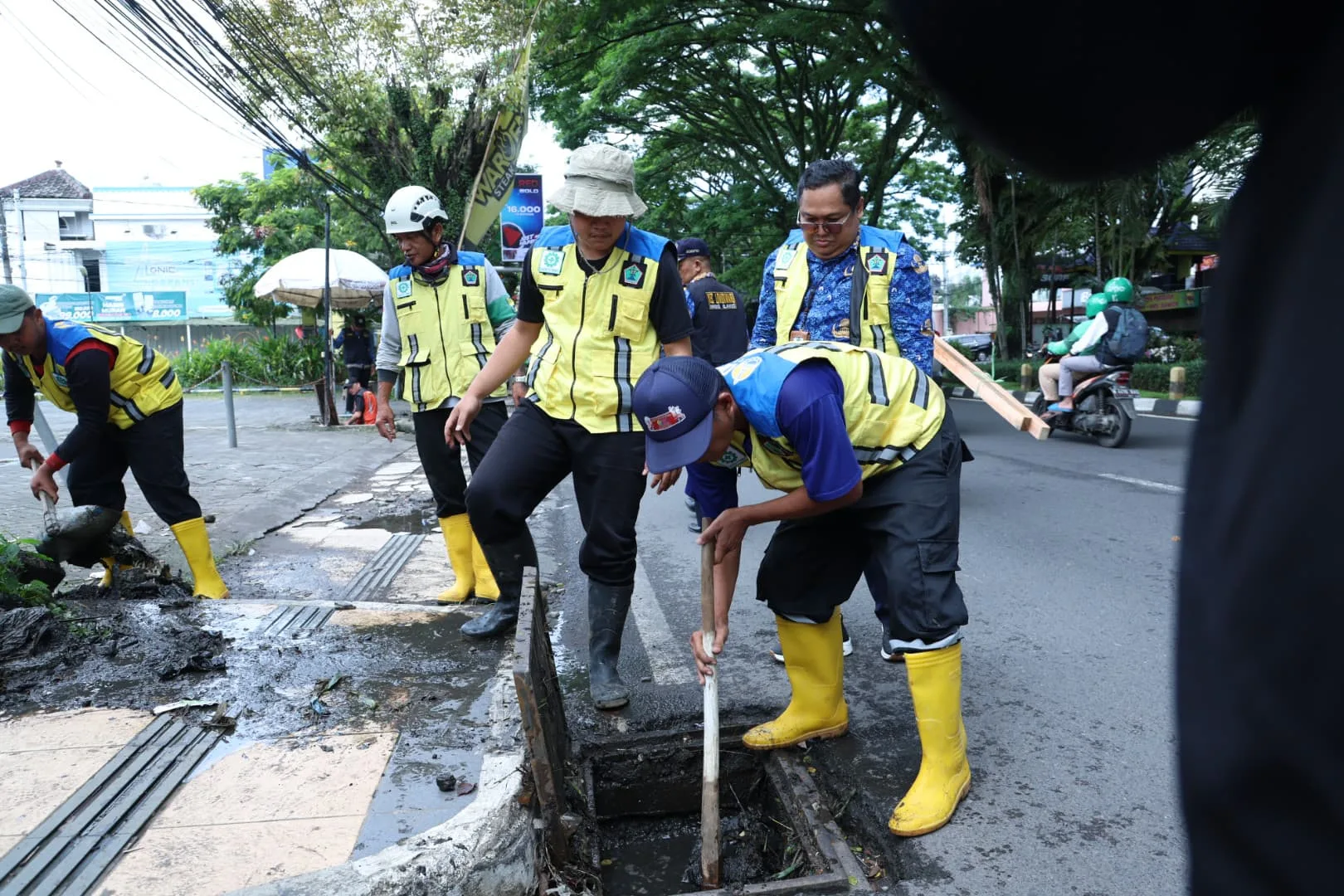Bersihkan selokan