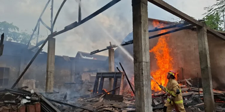 Gudang kayu terbakar