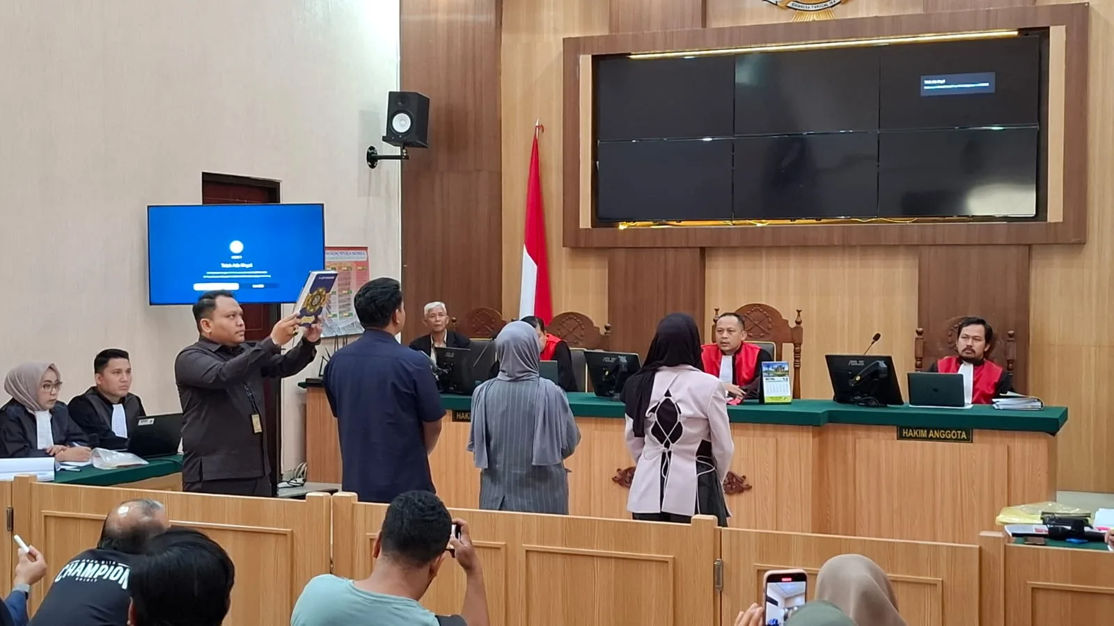 Shandy Purnamasari sebagai saksi