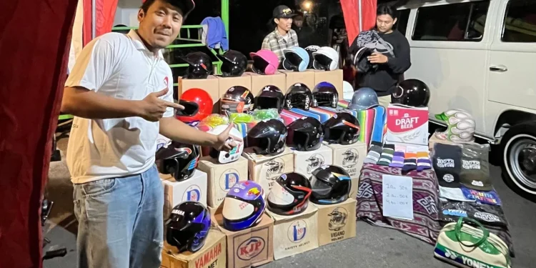 Hobi helm jadoel jadi bisnis