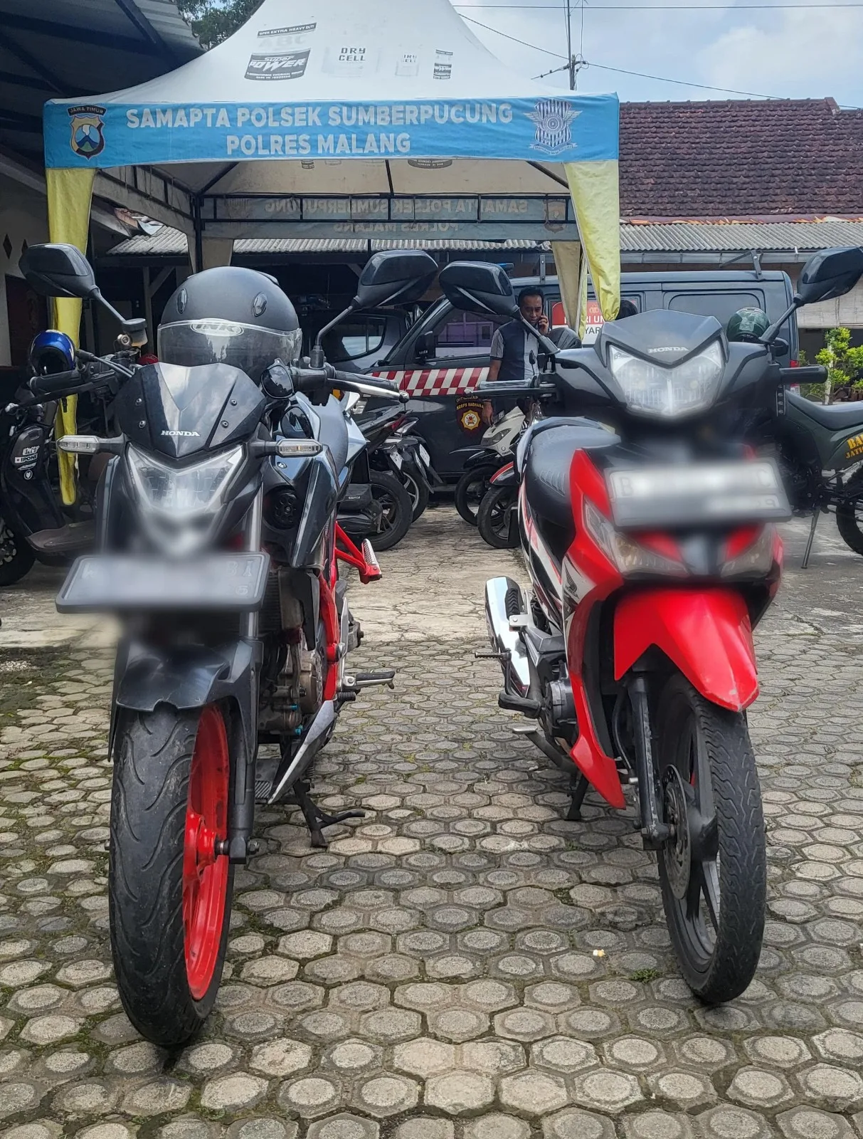Dua sepeda motor