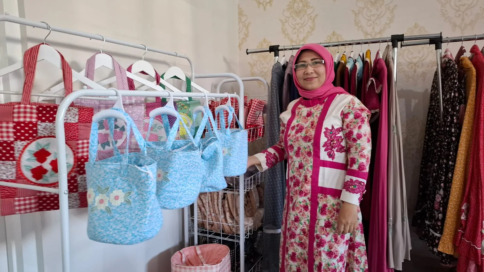 Pemilik Rumah Ceria, Eva Maria Yuli Astuti menunjukkan koleksi produknya. Foto: Aisyah Nawangsari Putri