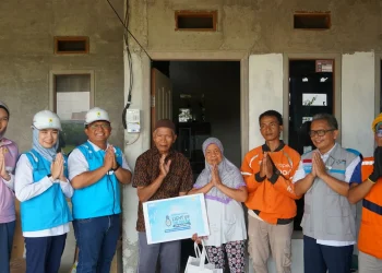 Pemasangan sambungan listrik di rumah Usman Harianto, penerima program Light Up The Dream dari PLN. (Foto/dok.)
