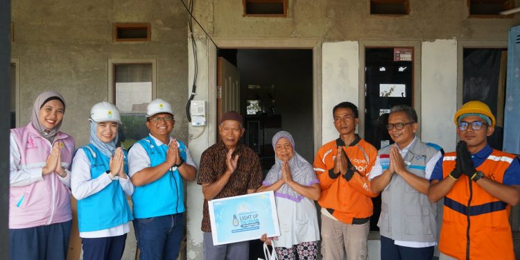 Pemasangan sambungan listrik di rumah Usman Harianto, penerima program Light Up The Dream dari PLN. (Foto/dok.)