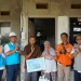 Pemasangan sambungan listrik di rumah Usman Harianto, penerima program Light Up The Dream dari PLN. (Foto/dok.)