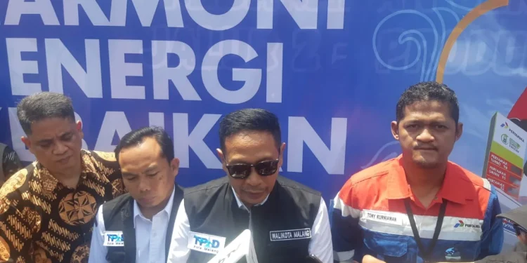 Wali Kota Malang, Wahyu Hidayat memaparkan hasil sidak di Pasar Gandang, Bulog dan Pertamina. (Foto/M Sholeh)