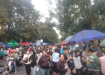 Suasana Pasar Takjil Jalan Surabaya yang dipadati pengunjung. (Foto/M Sholeh)